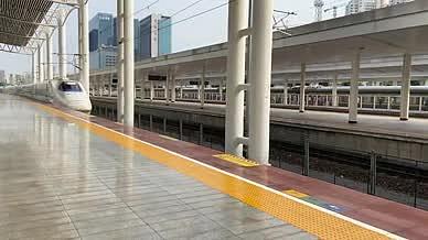 4K实拍铁路交通运输和谐号高铁列车进站视频的预览图
